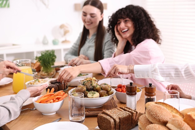 Personas disfrutando comida preparada